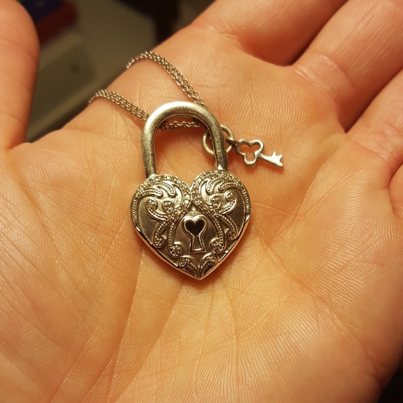 1/10 CT. TW. DIAMOND PENDANT - Picture 2 of 2